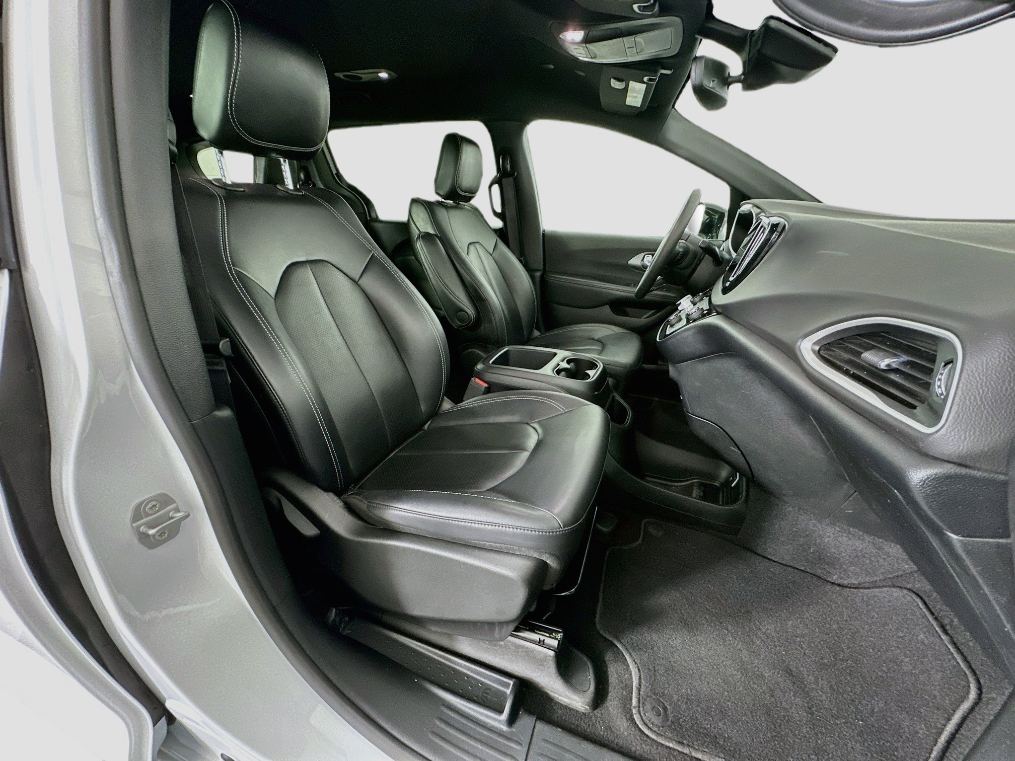 Used 2025 Chrysler Pacifica Select FWD image 33