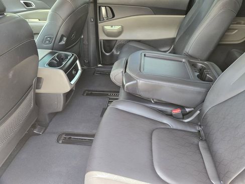 New 2026 Kia Carnival EX FWD image 19