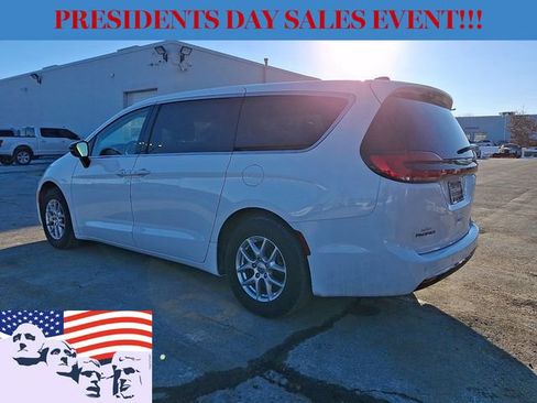 Used 2024 Chrysler Pacifica Touring-L image 7