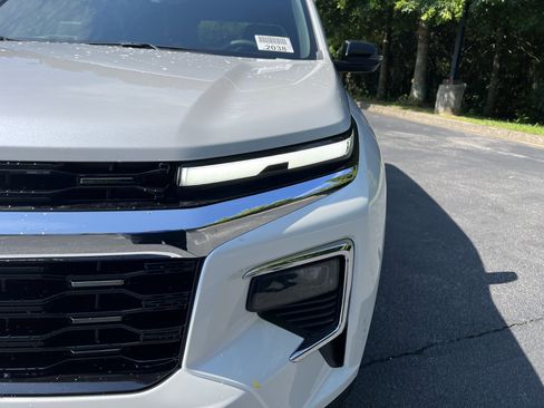 Used 2025 Chevrolet Traverse LT image 5