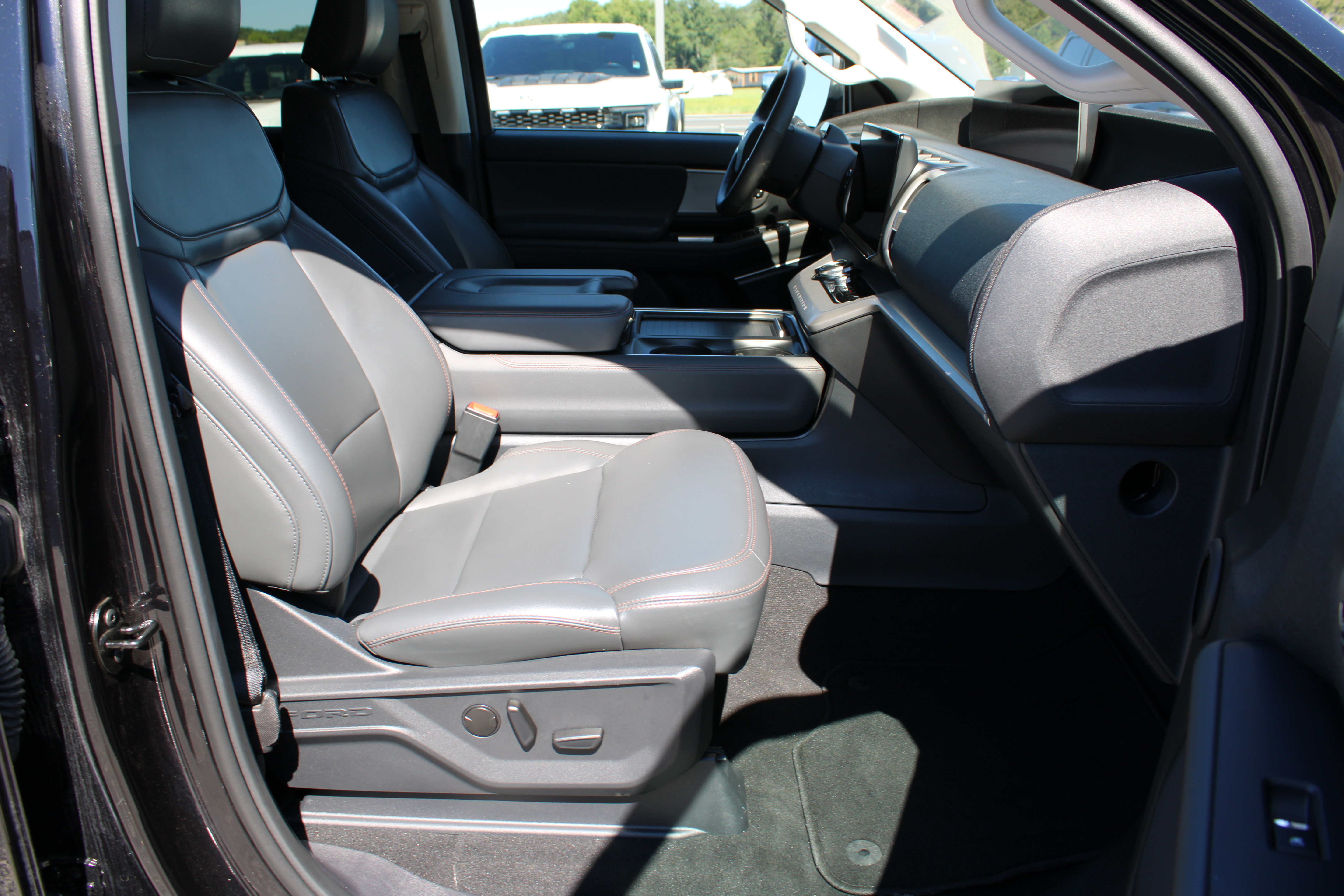 Used 2025 Ford Expedition Active AWD/4WD image 18