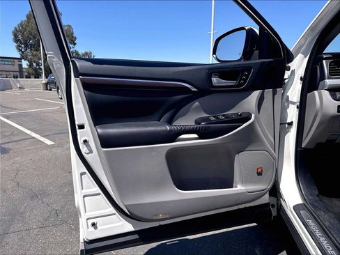 Used 2015 Toyota Highlander Limited Platinum AWD/4WD image 25