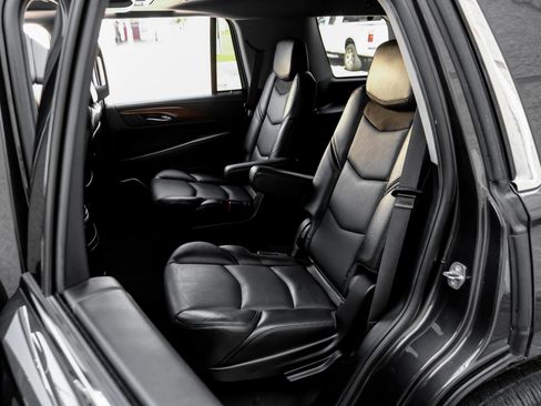 Used 2017 Cadillac Escalade Luxury image 39