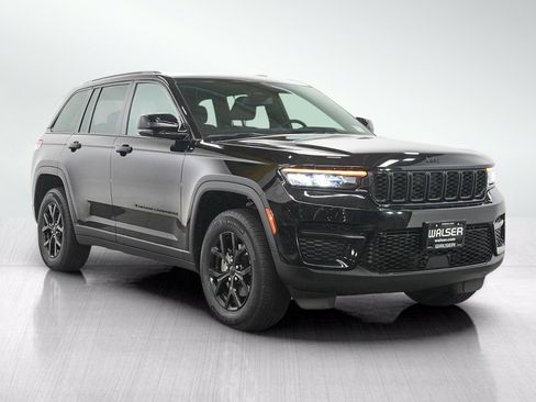 Used 2024 Jeep Grand Cherokee Altitude AWD/4WD image 7