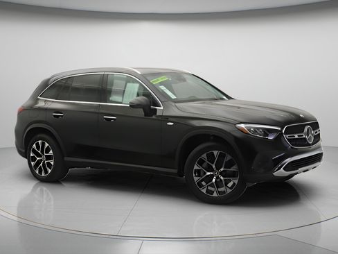 Used 2025 Mercedes-Benz GLC 350e 4MATIC image 32