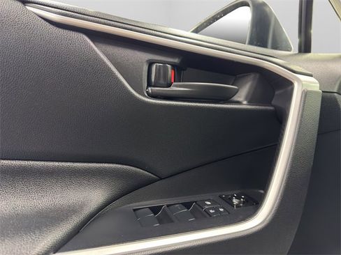 Used 2021 Toyota RAV4 SE image 31