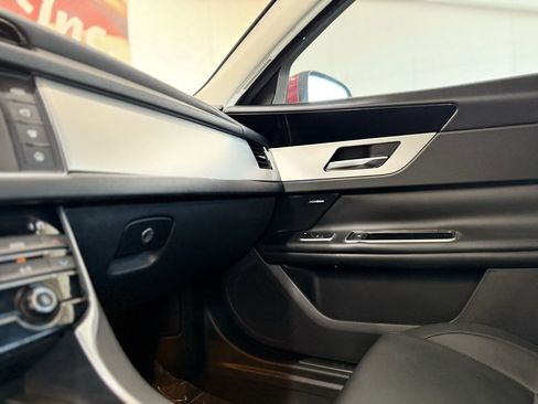 Used 2017 Jaguar XF Premium image 42