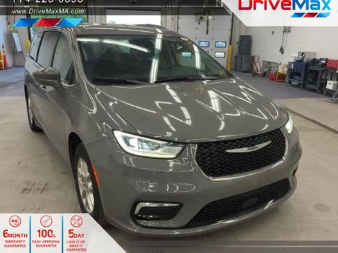 Used 2022 Chrysler Pacifica Touring-L FWD image 1