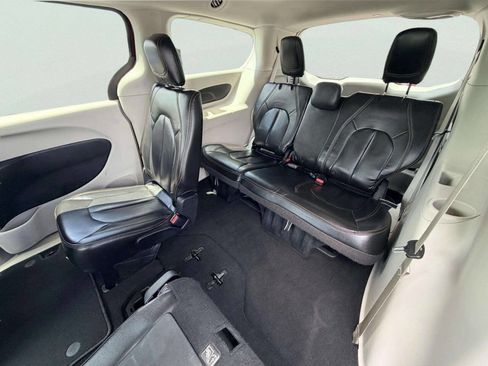 Used 2017 Chrysler Pacifica Touring FWD image 26