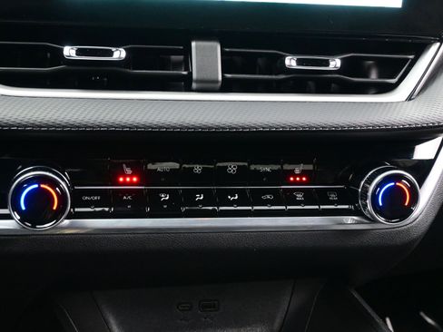 Used 2026 Chevrolet Equinox LT w/ Convenience Package II image 20