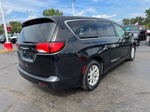 Used 2017 Chrysler Pacifica Touring FWD image 5