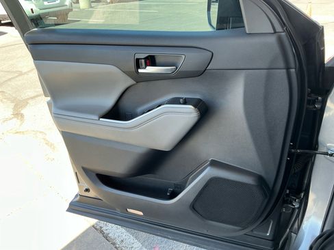 Used 2021 Toyota Highlander XLE FWD image 13