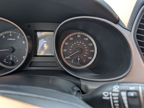 Used 2017 Hyundai Santa Fe Sport FWD image 17