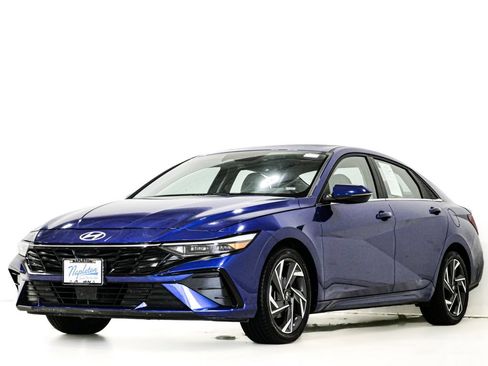 Used 2025 Hyundai Elantra Limited FWD image 3