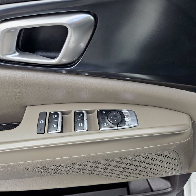 Used 2025 Kia Carnival FWD image 16
