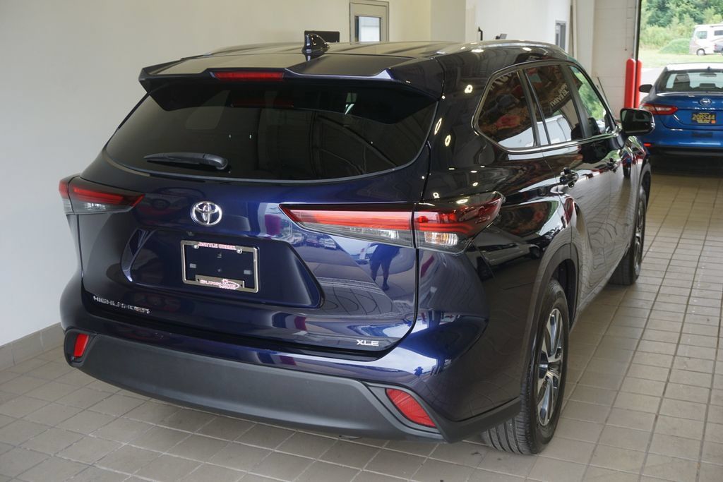 Certified 2025 Toyota Highlander XLE FWD image 16