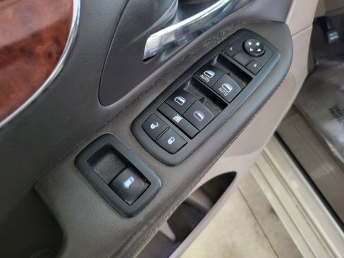Used 2013 Chrysler Town & Country Touring-L w/ Driver Convenience Group image 24