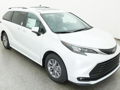 New 2026 Toyota Sienna XLE image 13