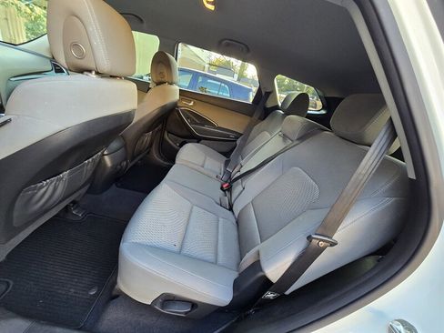 Used 2017 Hyundai Santa Fe SE image 12