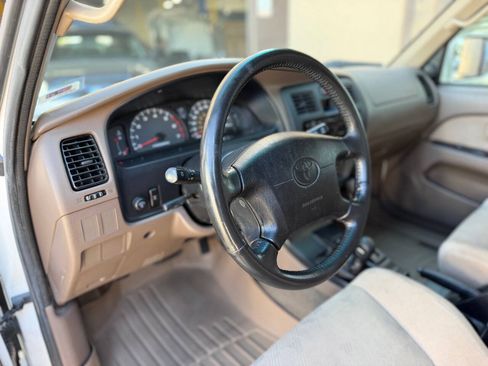 Used 2002 Toyota 4Runner SR5 AWD/4WD image 17