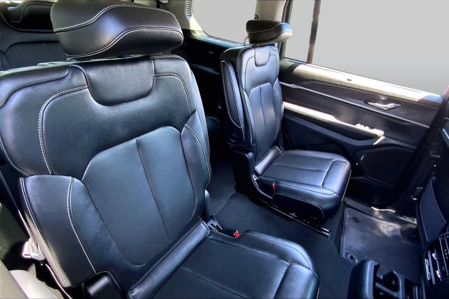 Used 2023 Jeep Grand Cherokee L Limited w/ Luxury Tech Group II RWD image 19