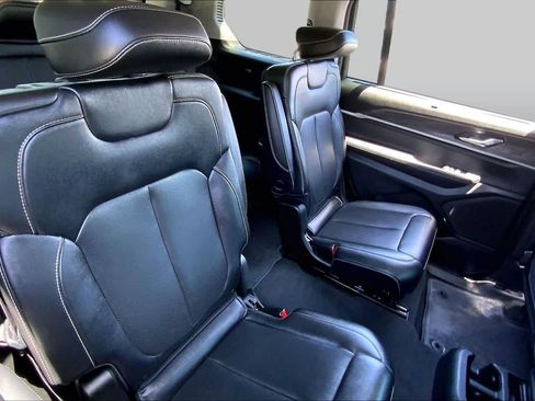 Used 2023 Jeep Grand Cherokee L Limited w/ Luxury Tech Group II RWD image 19