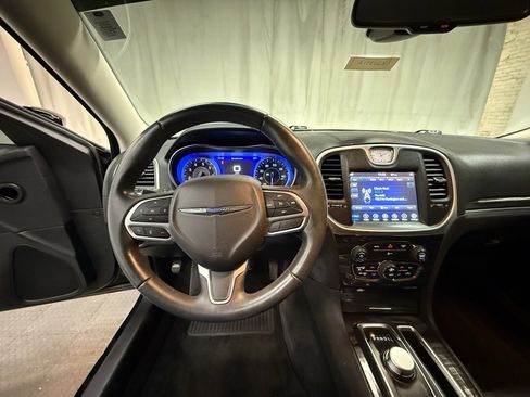 Used 2018 Chrysler 300 Touring L image 26