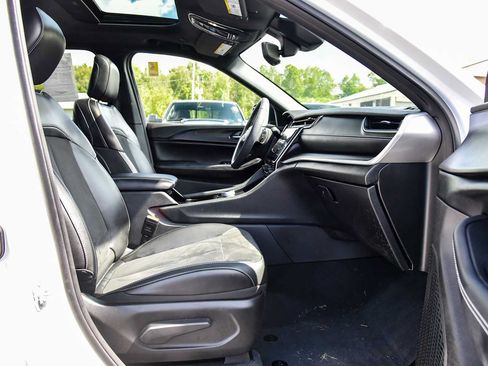Used 2023 Jeep Grand Cherokee Altitude AWD/4WD image 9