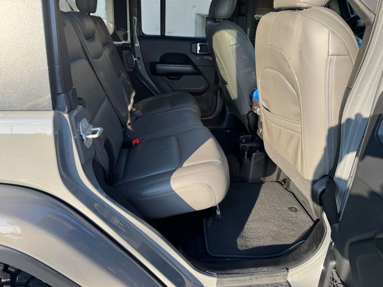 Used 2018 Jeep Wrangler Unlimited Sahara w/ LED Lighting Group AWD/4WD image 36