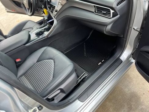 Used 2020 Toyota Camry SE FWD image 17