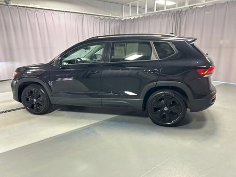 Used 2025 Volkswagen Taos SE FWD image 4