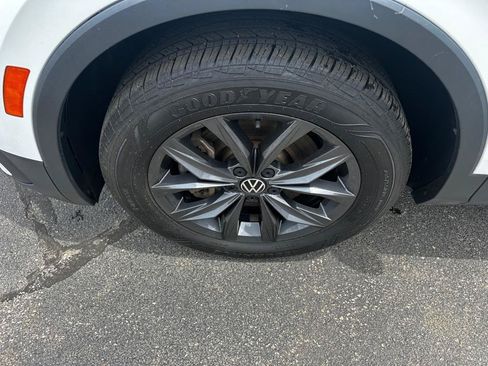 Used 2022 Volkswagen Tiguan SE AWD/4WD image 2