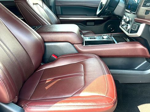 Used 2023 Ford Expedition Limited image 24