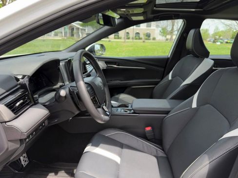 Used 2025 Toyota Camry SE w/ Convenience Package image 19