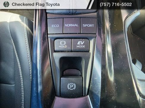 Used 2025 Toyota Camry SE FWD image 17