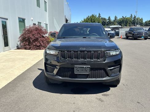 Used 2023 Jeep Grand Cherokee Altitude AWD/4WD image 8