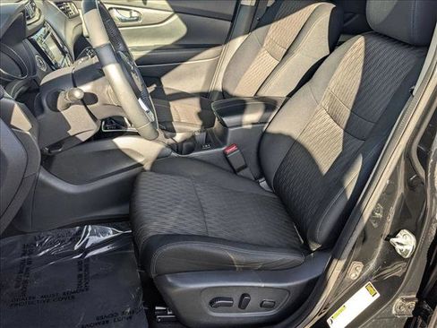 Used 2018 Nissan Rogue SV w/ Premium Package image 15