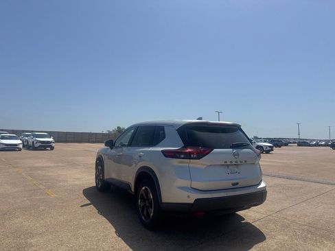 Certified 2025 Nissan Rogue SV FWD image 16