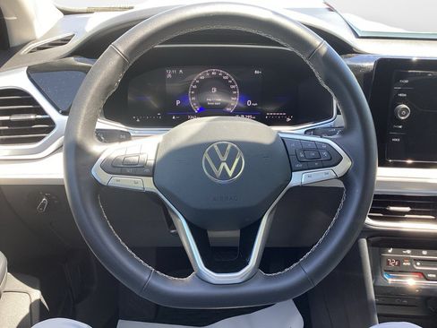 Certified 2025 Volkswagen Taos SE w/ Panoramic Sunroof Package AWD/4WD image 10