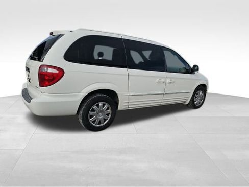Used 2003 Chrysler Town & Country Limited image 19