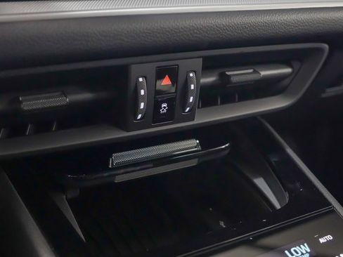 Certified 2025 Porsche Cayenne image 31