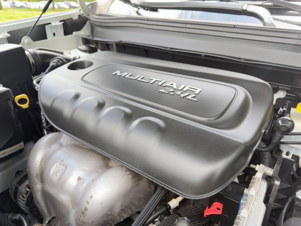 Used 2019 Jeep Cherokee Latitude Plus w/ Cold Weather Group AWD/4WD image 36