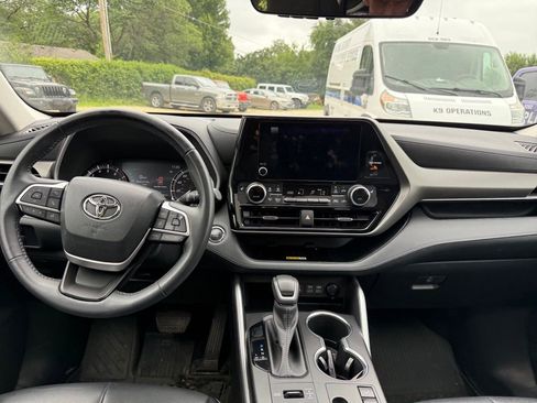 Used 2023 Toyota Highlander XLE AWD/4WD image 12