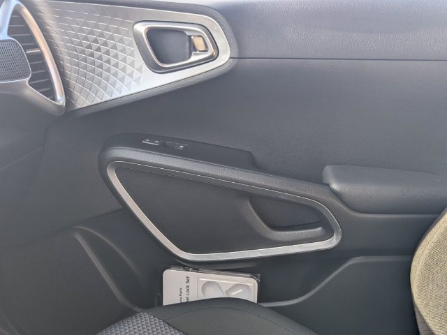 Used 2025 Kia Soul LX w/ LX Technology Package FWD image 27