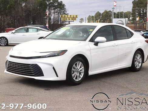 Used 2025 Toyota Camry LE image 3