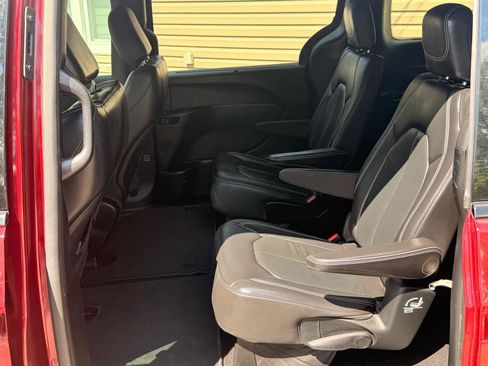 Used 2018 Chrysler Pacifica Touring-L w/ Advanced Safetytec Group FWD image 23