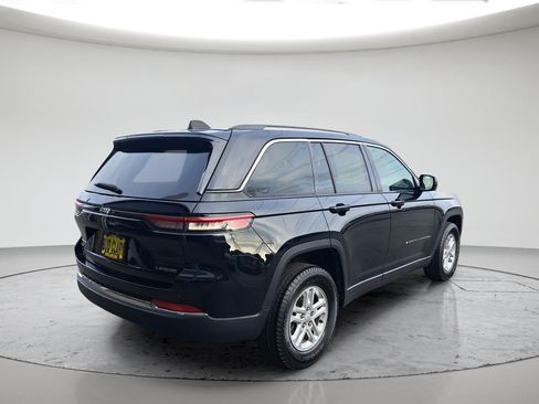 Used 2023 Jeep Grand Cherokee Laredo AWD/4WD image 3