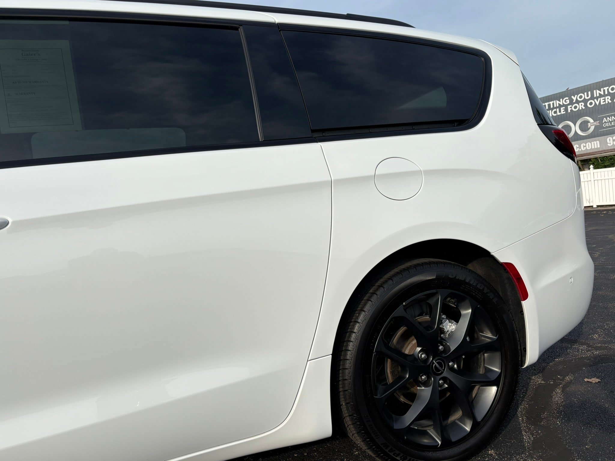 Used 2023 Chrysler Pacifica Touring-L w/ S Appearance Package FWD image 8