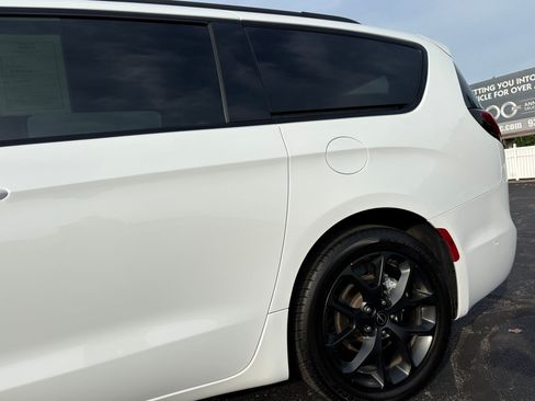 Used 2023 Chrysler Pacifica Touring-L w/ S Appearance Package FWD image 8