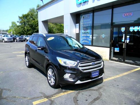 Used 2017 Ford Escape Titanium image 2
